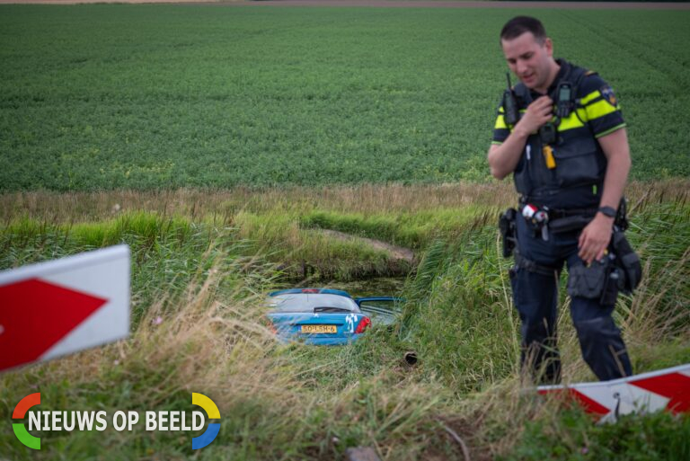 Auto vliegt van dijk na crash: bestuurder onder invloed aangehouden Velgerdijkscheweg Zuidland