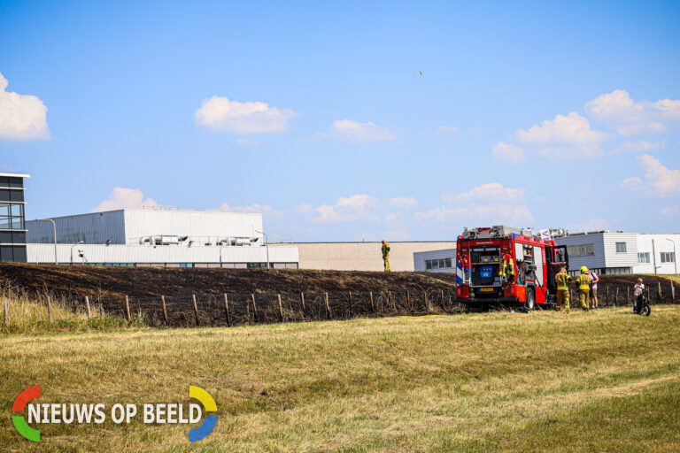 Groot stuk berm verwoest na brand Ringdijk Ridderkerk