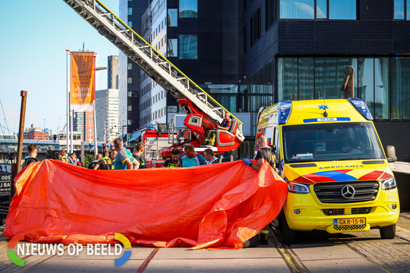 Man overleden na te water raken Leuvehaven Rotterdam