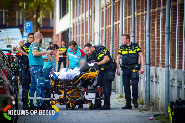 Hulpdiensten druk met persoon met onbegrepen gedrag Christiaan de Wetstraat Rotterdam