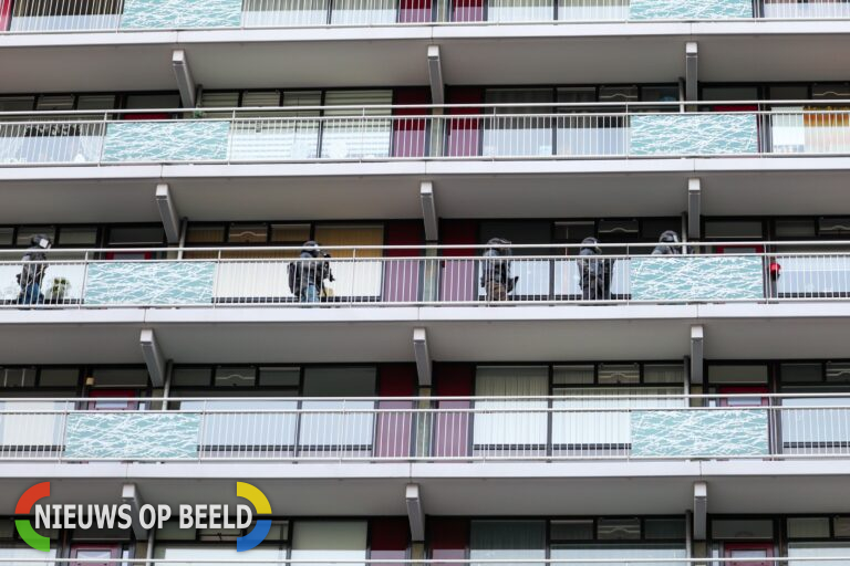 Dienst Speciale Interventies verricht instap in woning Aalsdijk Rotterdam