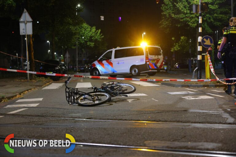 Automobilist rijdt fietser zwaargewond ziekenhuis in en rijdt door op Heer Bokelweg Rotterdam