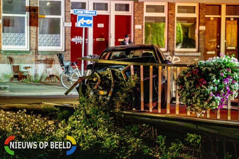 Bestuurder op de vlucht na botsing met brug Lange Hilleweg Rotterdam