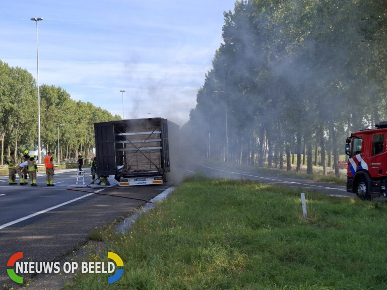 A20 dicht bij Nieuwerkerk aan den IJssel door brandende trailer van vrachtwagen