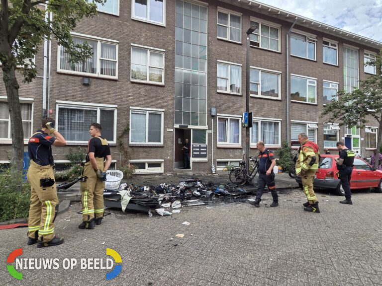 Schade aan auto’s en fietsen na felle buitenbrand Korhaanstraat Rotterdam