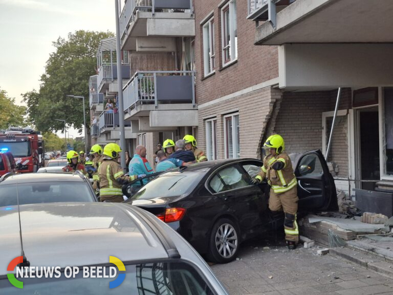 Auto rijdt woning binnen, bestuurder zwaargewond Zevenkampse Ring Rotterdam