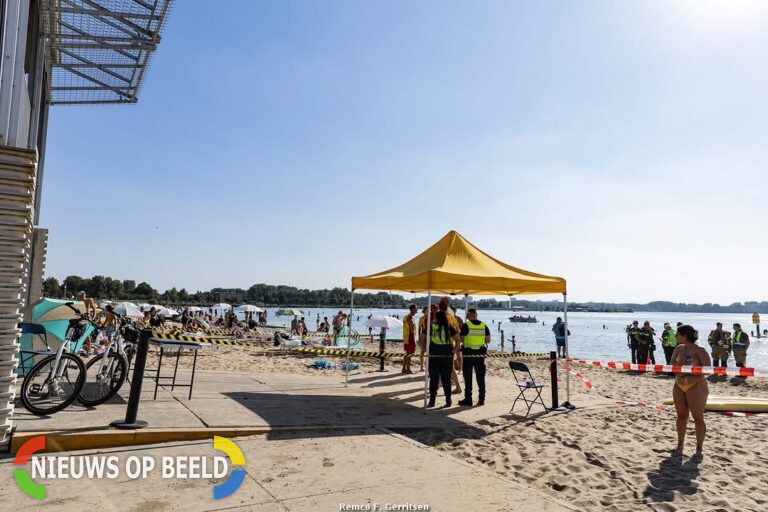 Strandgasten en hulpverleners massaal op zoek naar vermist kind strand Nesselande Rotterdam