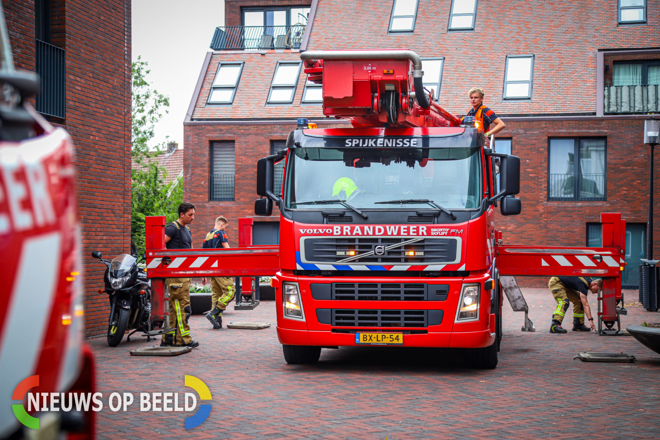 Ontsnapte papagaai houd brandweer bezig Kees de Groenplein Spijkenisse