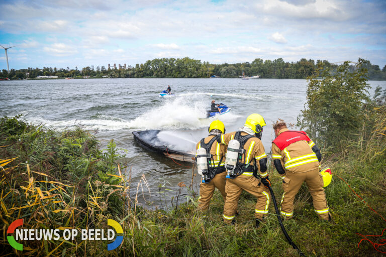 Twee personen uit het Brielse Meer gered na brand in boot Zwartewaal