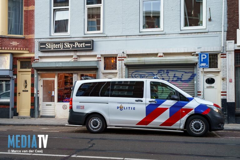Man overvalt slijterij en vlucht met flessen drank Zaagmolenstraat Rotterdam
