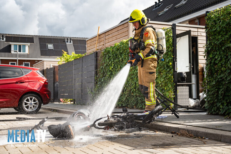 Schuur met elektrische fietsen in brand Corry Tendeloostraat Rotterdam