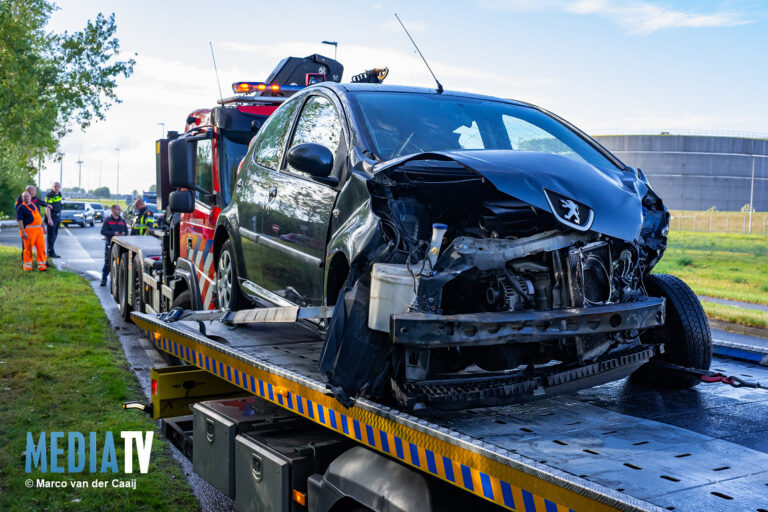 Aanrijding tussen auto en brandweerwagen in Europoort Rotterdam