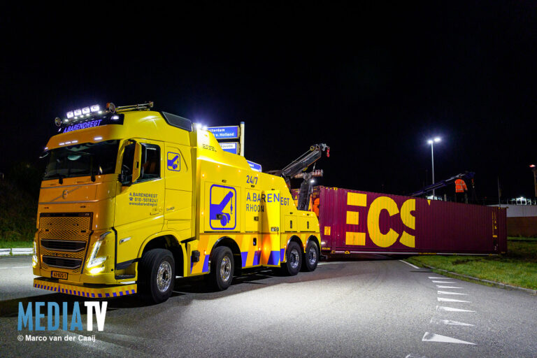 Vrachtwagen verliest zeecontainer in bocht Merseyweg Botlek Rotterdam