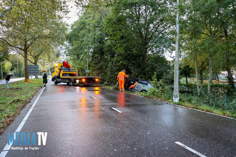 Auto op rand van sloot door windvlaag Capelseweg Capelle aan den IJssel