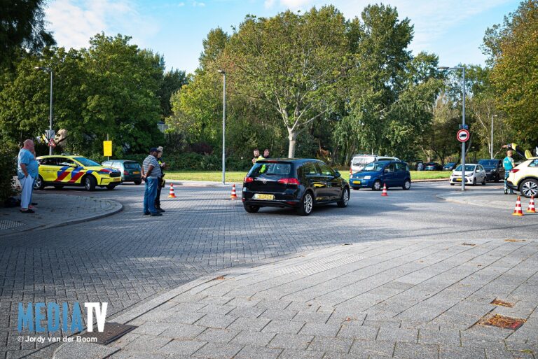Motor crasht in zijkant auto Parelvissersstraat Hoogvliet Rotterdam