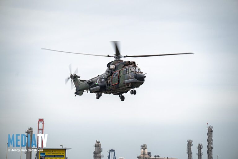Defensie houdt oefening met helikopters en boten Maasvlakte Rotterdam