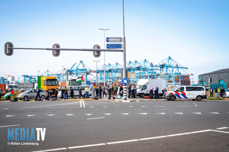 Demonstranten blokkeren meerdere haventerminals Maasvlakte Rotterdam