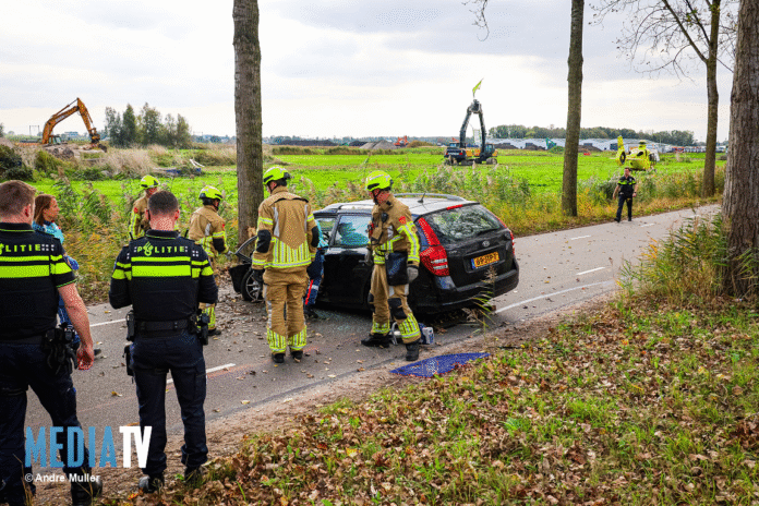 Bestuurder bekneld na eenzijdig ongeval op Rijksweg