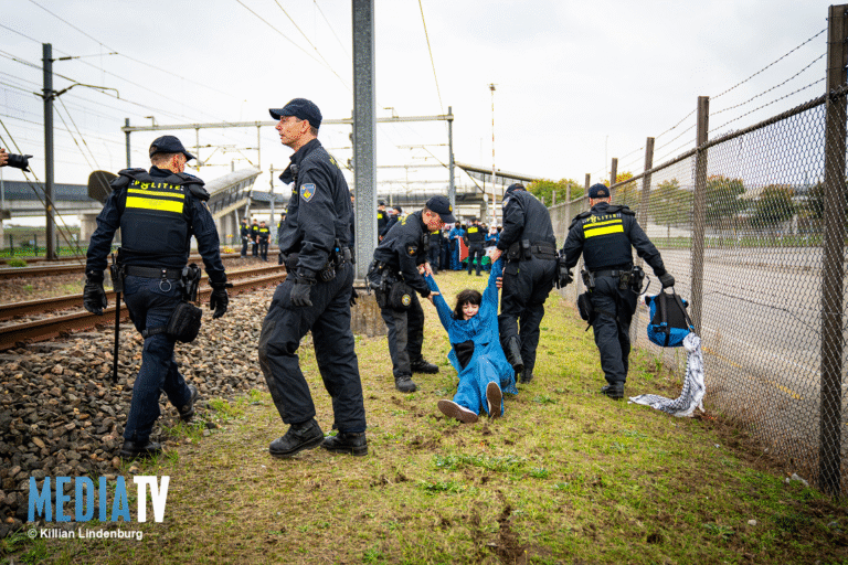 Grote blokkades van demonstranten in haven Rotterdam: Politie veegt sporen schoon