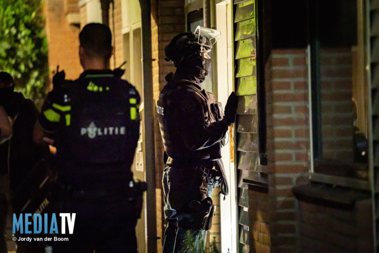 Bewoner wordt overmeesterd door politie Bestevaerplein Oud-Beijerland