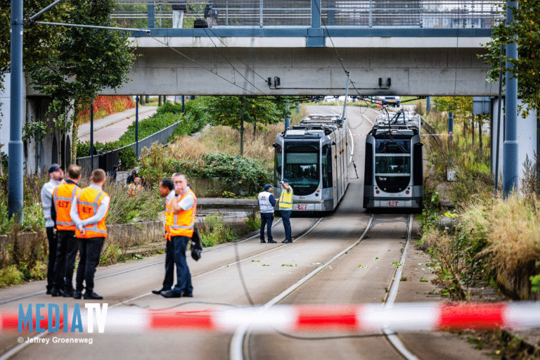 Trams ontruimd door gebroken bovenleiding Nieuwe Damlaan Schiedam