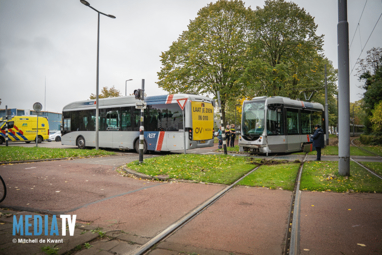 Tram ontspoort na aanrijding met lijnbus Groenezoom Rotterdam