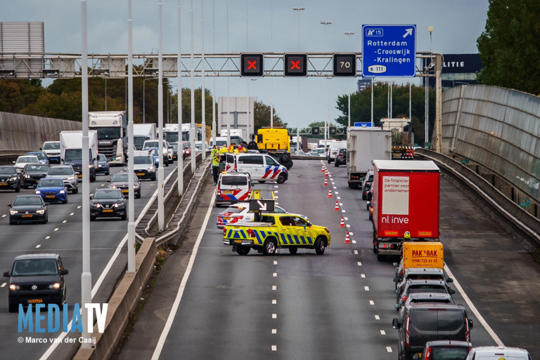 Auto op z’n kop na botsing met vrachtwagen A20 Rotterdam