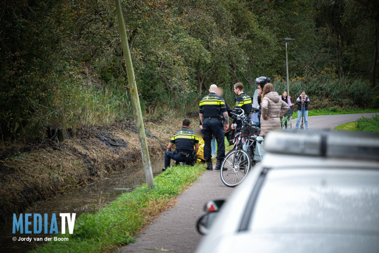 Omstander redt te water geraakte fietsster Rozebottelgaard Spijkenisse