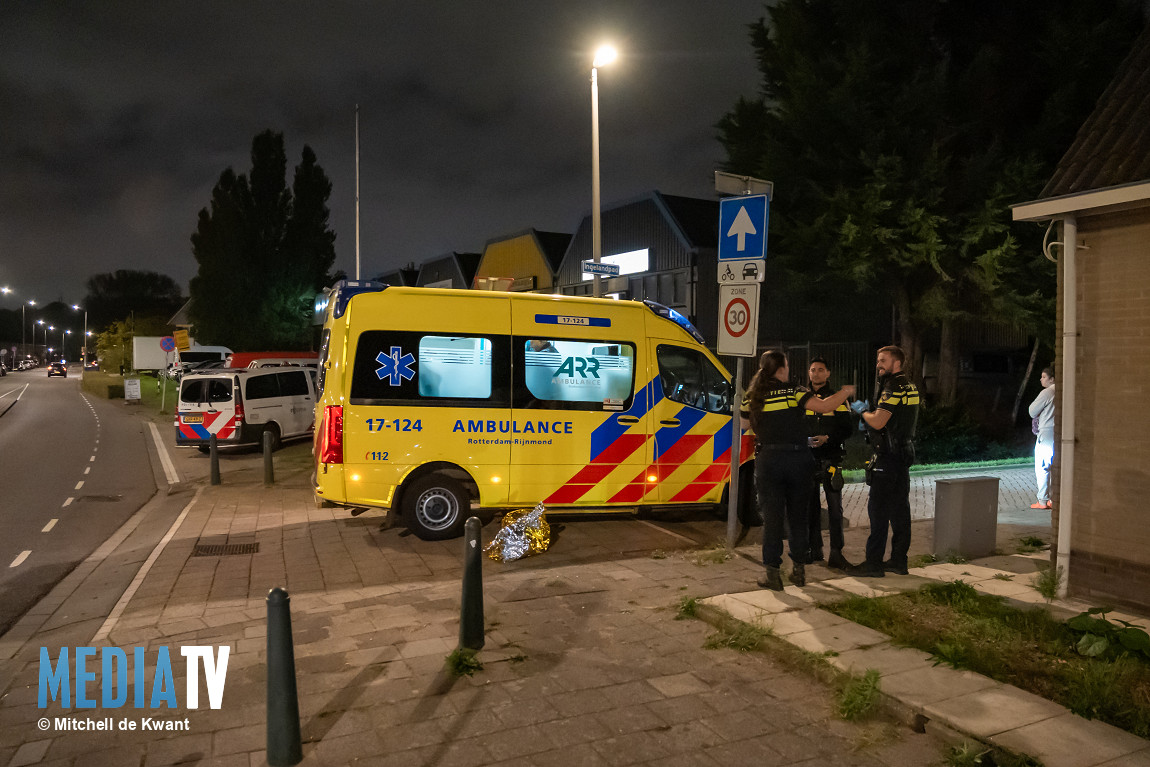 Persoon te water aan het Ingelandpad in Rotterdam-Beverwaard