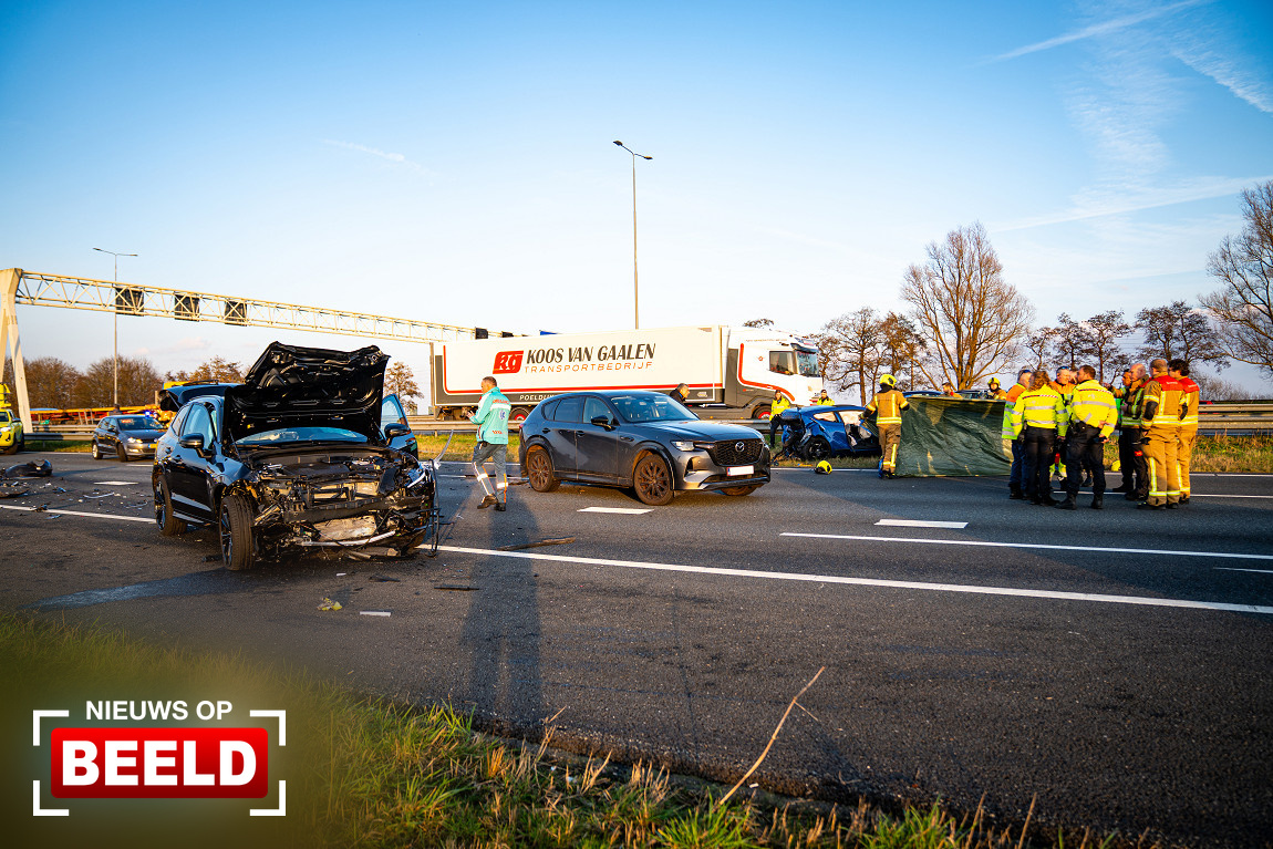Drie gewonden en aanhouding na kettingbotsing A16 Dordrecht. Drie gewonden en aanhouding na kettingbotsing A16 Dordrecht.
