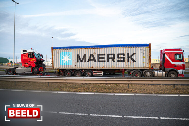Eén gewonde na ongeval met twee vrachtwagens Maasvlakteweg Maasvlakte Rotterdam