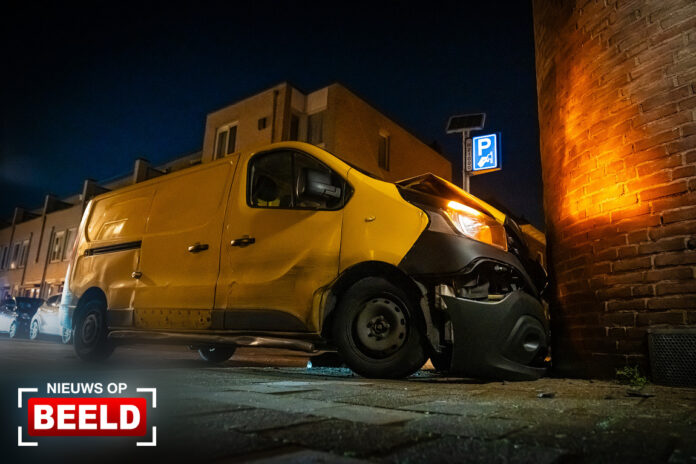 Pakketbezorger rijdt tegen gevel woning Nieuwstad Gorinchem