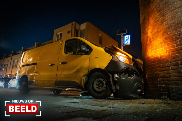 Pakketbezorger rijdt tegen gevel woning Nieuwstad Gorinchem