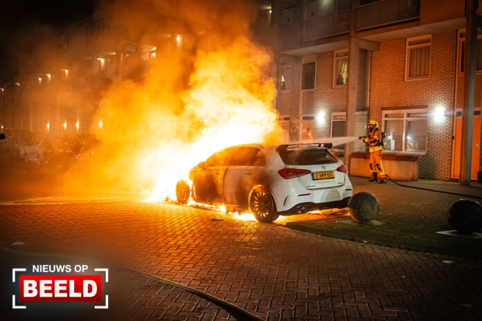 Politie vermoedt brandstichting na autobrand Rijtuigweg Rotterdam