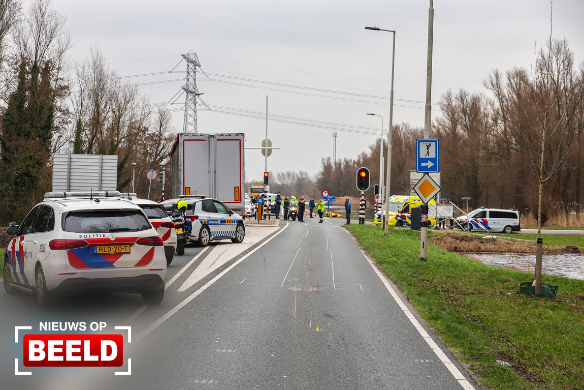 Motorrijder zwaargewond na ongeluk Abram van Rijckevorselweg Capelle aan den IJssel.