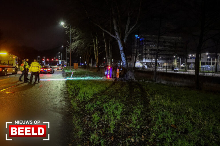 Ravage na gecrashte auto op afrit Prins Alexander A20 Rotterdam