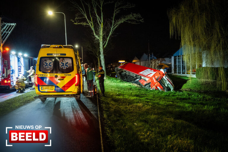 Vrachtwagen in de sloot; chauffeur gereanimeerd N455 Boskoop
