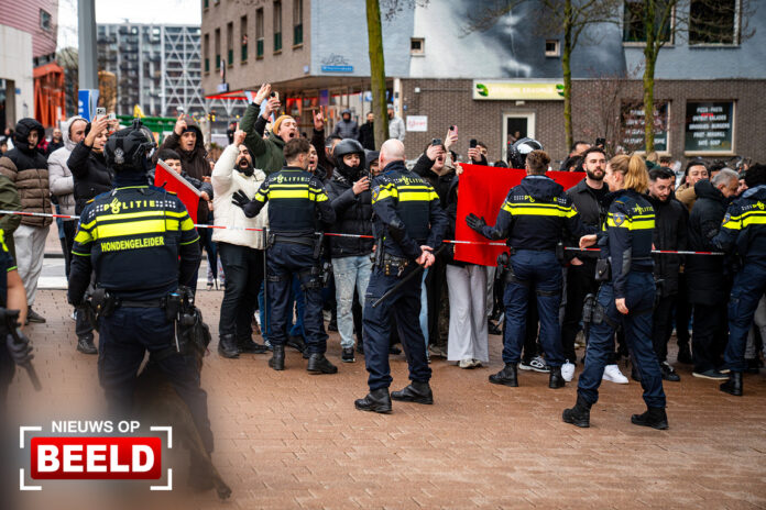 Grote politie-inzet bij demonstratie nabij Turkse marineschepen Wilhelminaplein Rotterdam