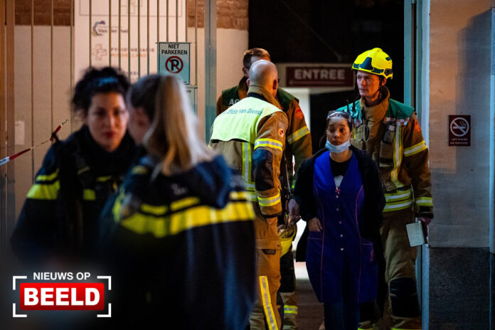 Grote inzet hulpdiensten voor lekkende stof in woonzorgcentrum 1e Middellandstraat Rotterdam