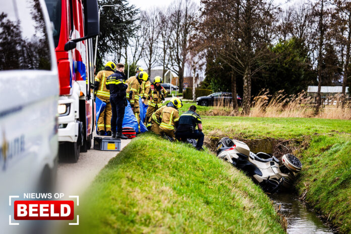 Motorrijdster belandt in de sloot Melkweg ‘s-Gravendeel