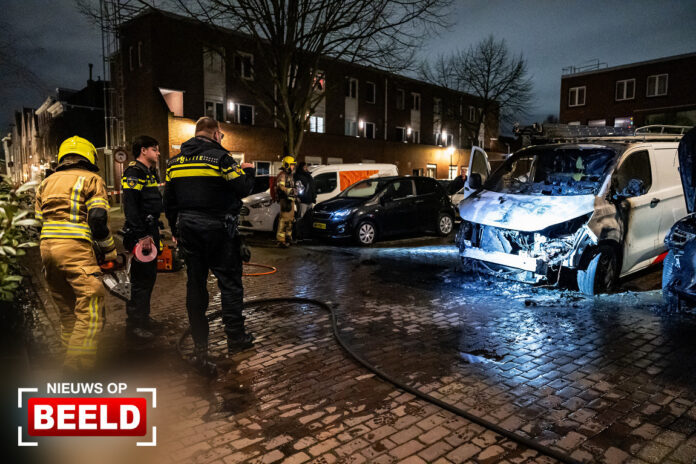 Bestelbus van dakdekkersbedrijf verwoest door brand Zomerstraat Vlaardingen