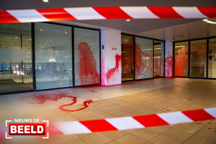 Actievoerders richten opnieuw ravage aan bij hoofdkantoor Maersk Boompjes Rotterdam