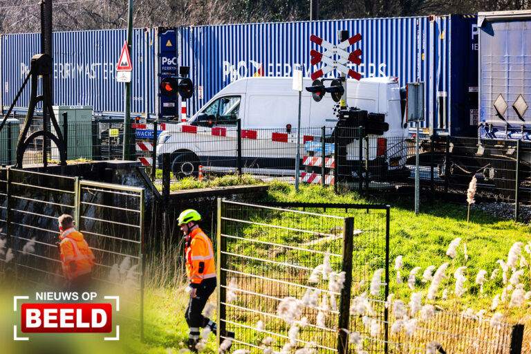 Bestelbus op fietspad geschept door goederentrein Zuidendijk Dordrecht