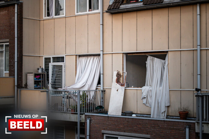 Ramen en kozijnen uit woning geblazen bij explosie Watergeusstraat Rotterdam