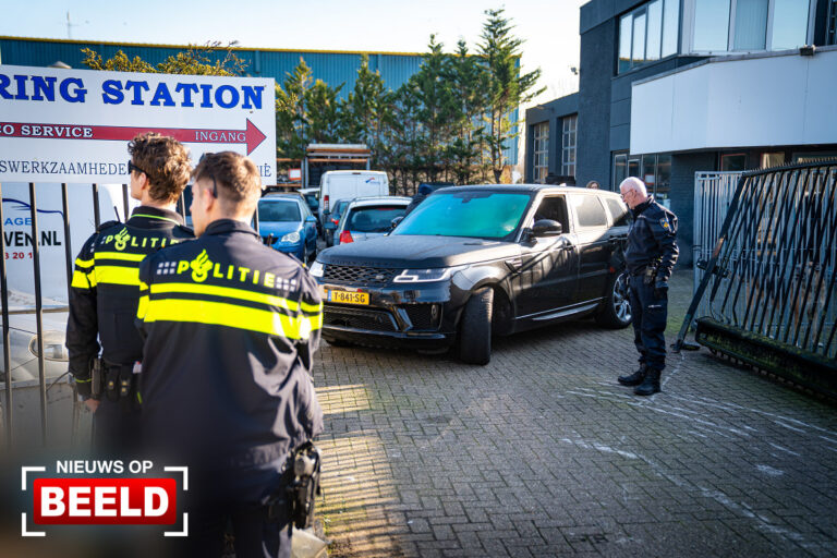 Zes aanhoudingen bij invallen Rotterdam; vuurwapen, geld en auto’s in beslag genomen