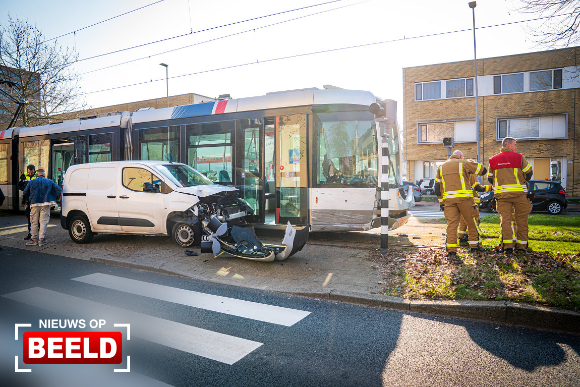 Trambestuurder onwel na aanrijding met tram Slinge Rotterdam.