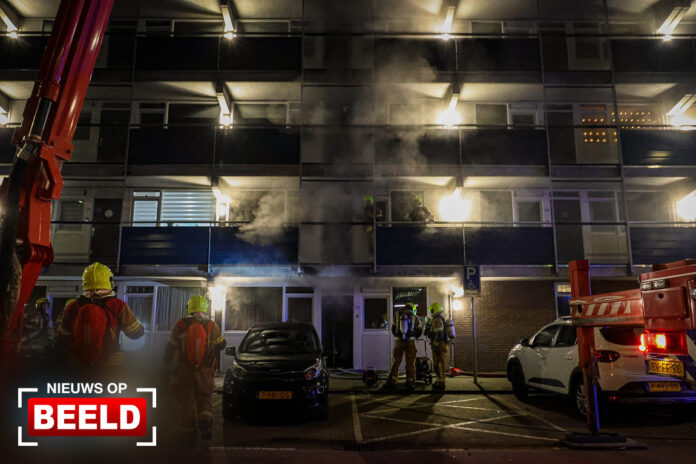 Rookontwikkling op dak leidt naar brand in appartement Hoofdweg Rotterdam