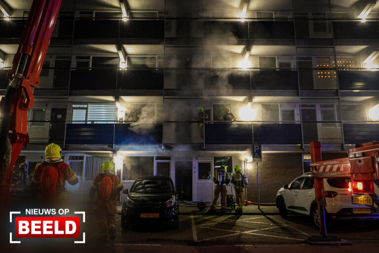 Rookontwikkling op dak leidt naar brand in appartement Hoofdweg Rotterdam