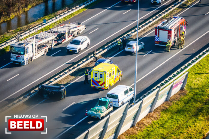 Auto over de kop op snelweg A15 Hardinxveld-Giessendam
