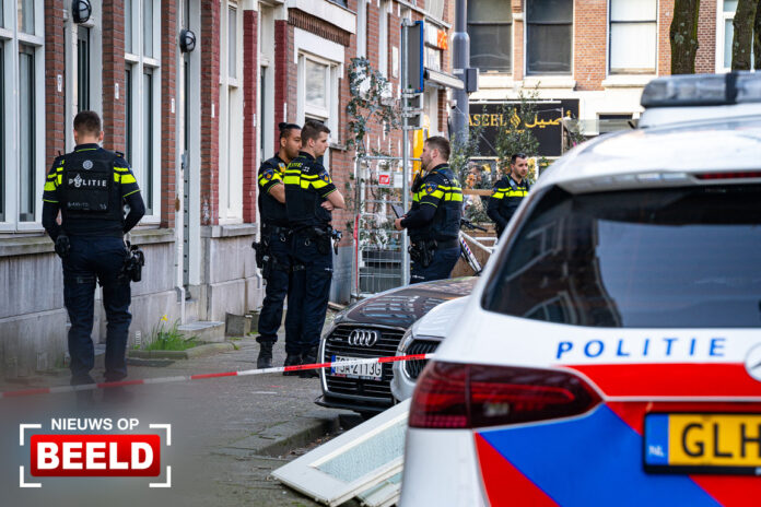 Schoten gelost vanuit auto, politie zoekt slachtoffer en verdachte Watergeusstraat Rotterdam
